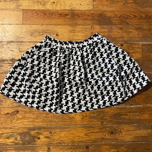 Express structured black and white skirt